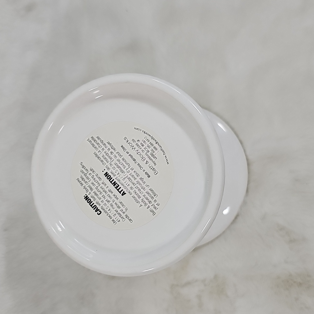 Bath & Body Works Elegant White Ceramic Candle Holder - Picture 2 of 4